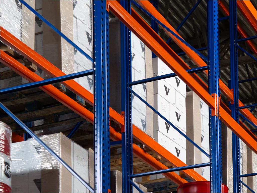 烏克蘭維拉Vira潤滑油公司品牌形象設計之庫房產(chǎn)品堆頭展示